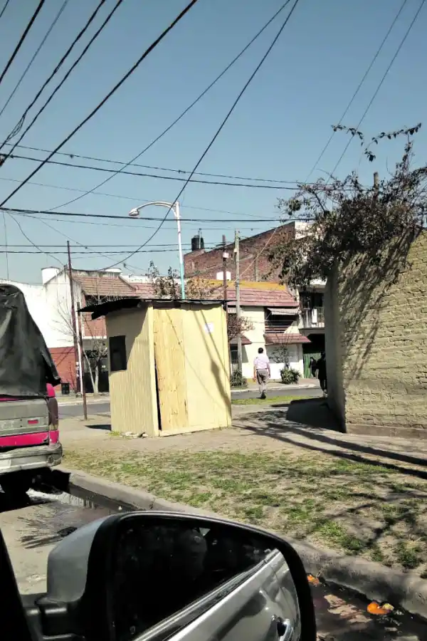 Un árbol cayó sobre dos motos y una camioneta en Las Termas