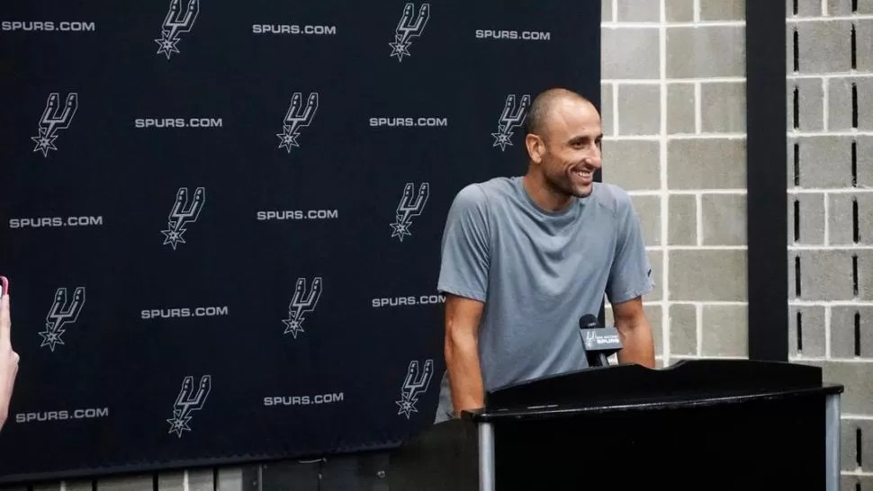 SONRISA. Ginóbili, durante la conferencia de prensa que brindó ayer en un gimnasio del estadio de San Antonio Spurs.  prensa San Antonio Spurs