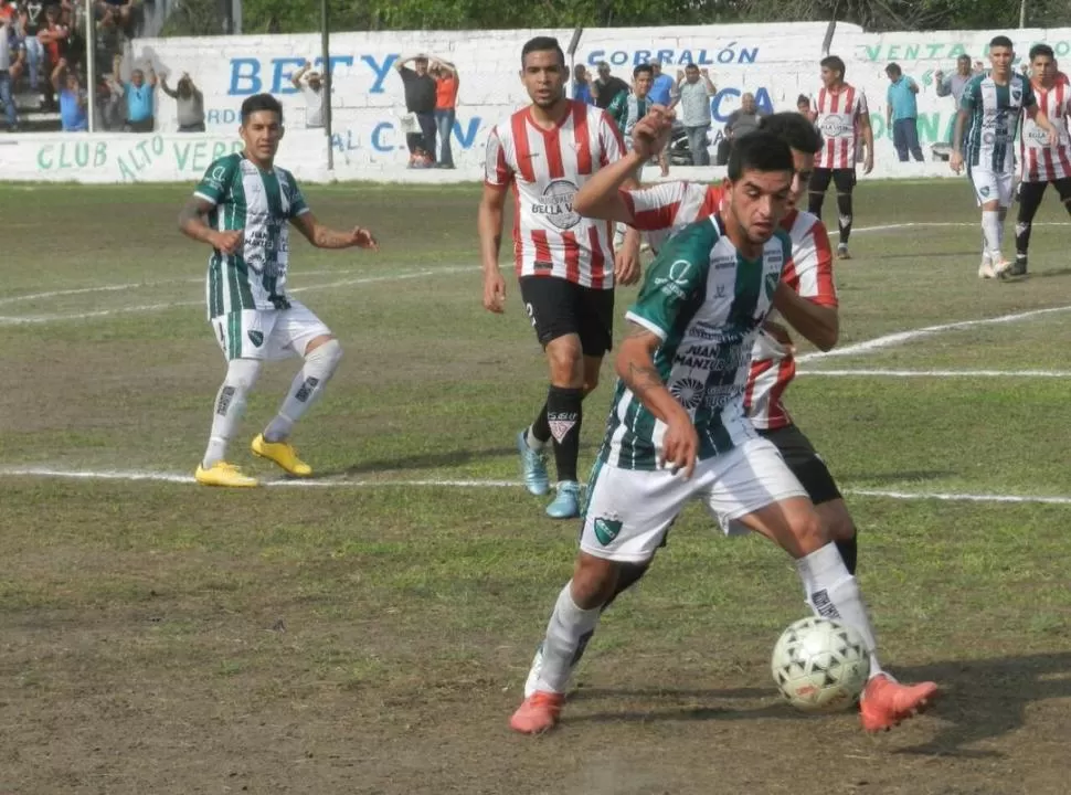DESEQUILIBRANTE. Alvaro Brizuela de Alto Verde, cubre la pelota ante la presencia de Rafael Trimarco de Bella Vista.   FOTOS DE JUAN SOSA