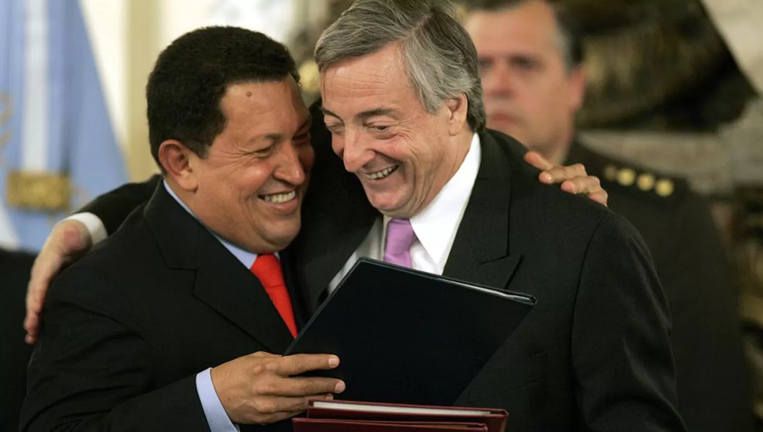 Un ex funcionario K reveló que Néstor Kirchner y Hugo Chávez se quedaron con U$S 50 millones