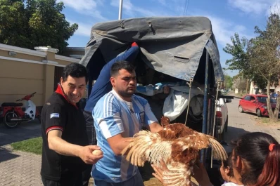 Un legislador repartió gallinas ponedoras entre los vecinos