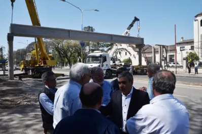 El puente peatonal que cruza la avenida Benjamín Aráoz al 800 será inaugurado en octubre