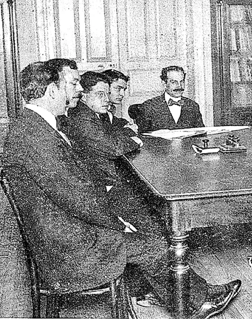 MÉDICOS EN EL RECUERDO. Cleland Paterson (segundo desde la izquierda) trajo al país el primer equipo de radiología.  