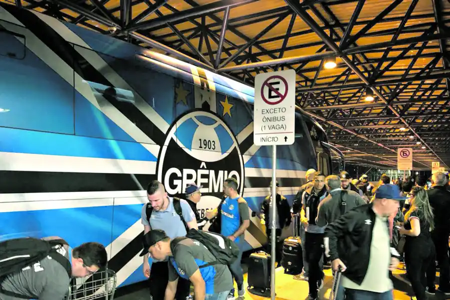 De Brasil al calor tucumano: Gremio llegó anoche y su DT espera un clima hostil