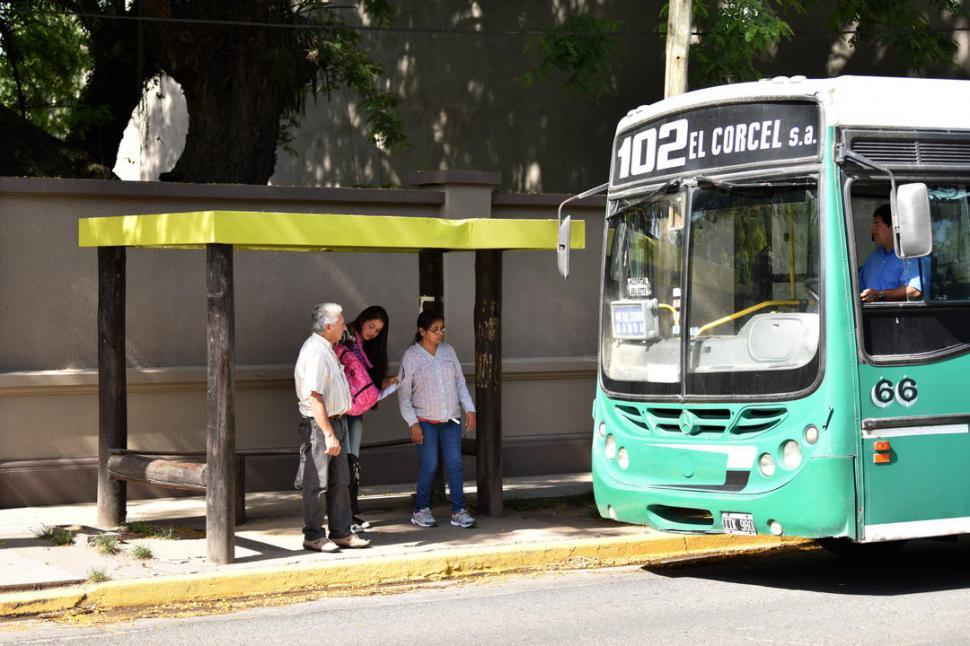 Golpe al bolsillo: viajar en colectivo y en taxi ya es más caro 
