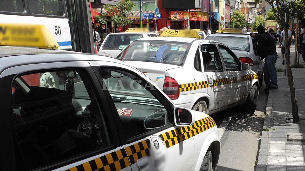 Golpe al bolsillo: viajar en colectivo y en taxi ya es más caro 