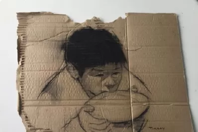 La pobreza de los niños en retratos realizados con carbón