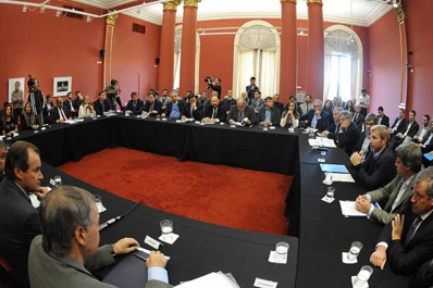 Macri gira por decreto $ 4.125 millones del fondo sojero para provincias y municipios