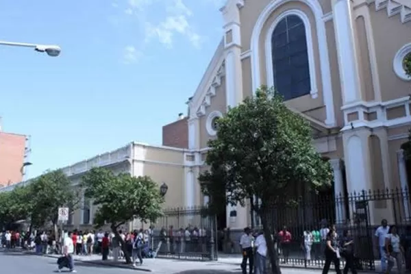 Le arrebataron la mochila en la puerta de la Iglesia