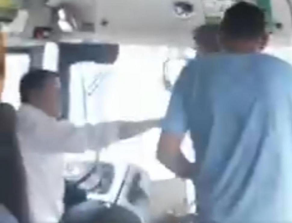 EXTREMA VIOLENCIA. Un pasajero filmó el incidente dentro del colectivo. CAPTURA DE PANTALLA