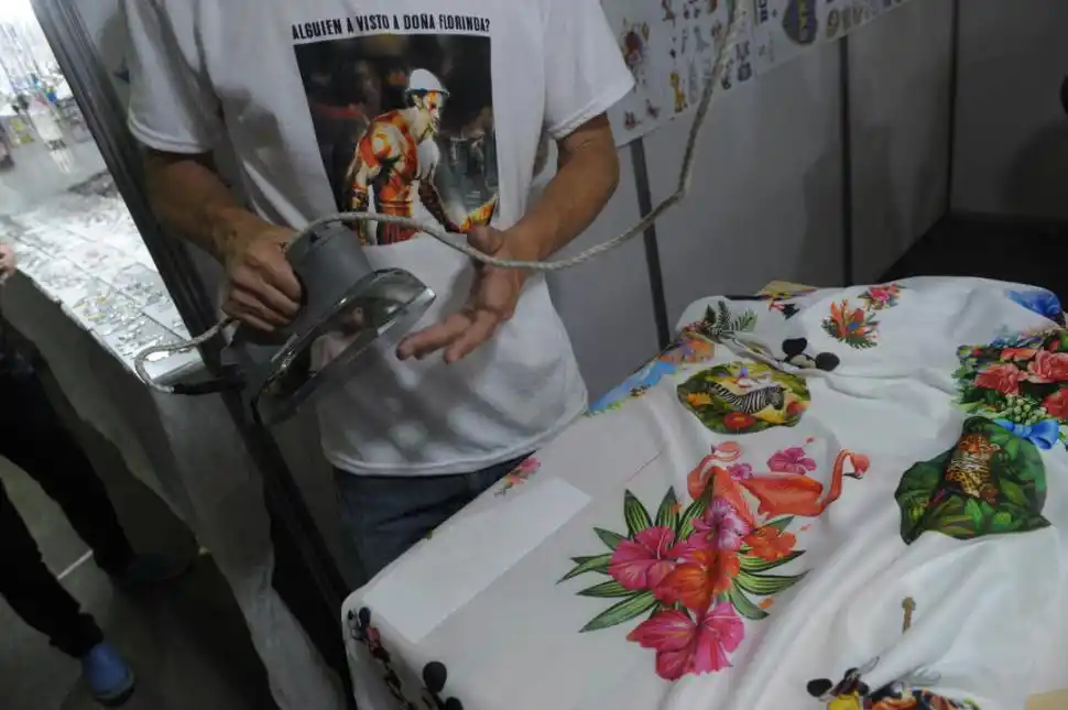 LA MAGIA DEL CALOR. La plancha es clave para fijar las estampas.