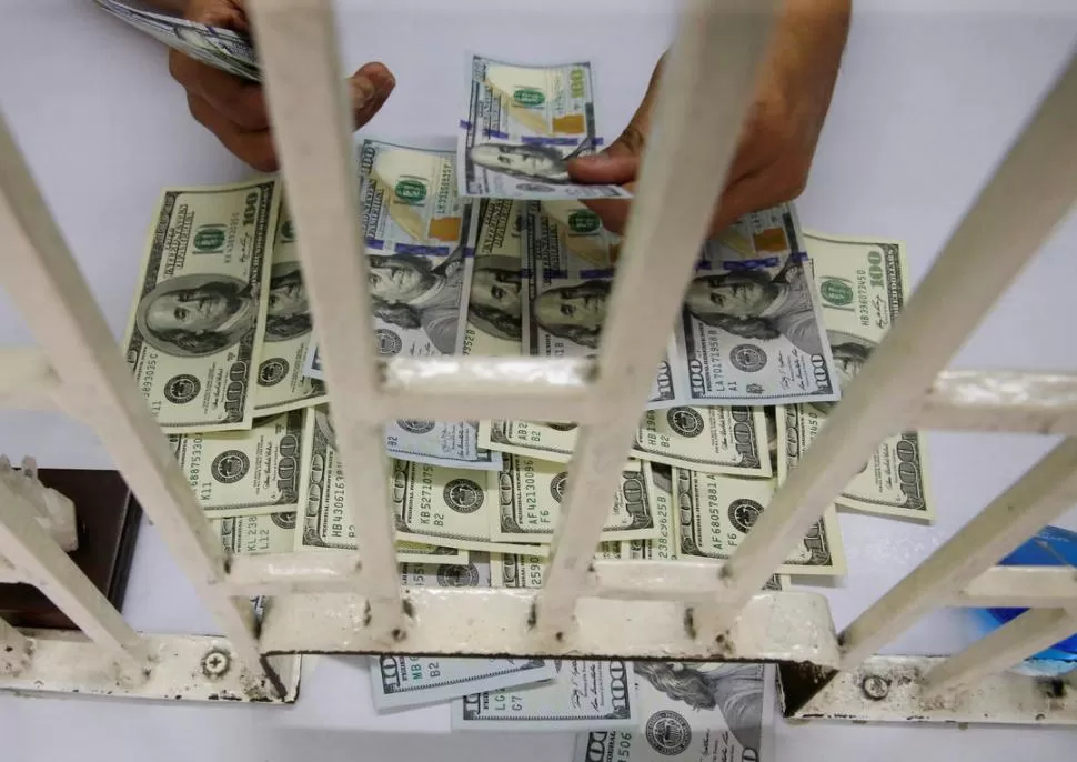 FRENO. El dólar cortó ayer la serie de cinco subas consecutivas que lo llevó a superar la barrera de los $ 40. REUTERS