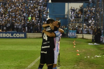 Corazón “decano”: un abrazo entre ex compañeros