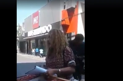 Transeúntes idearon una inédita forma de ayudar a un ambulante al que iban a secuestrarle la mercadería