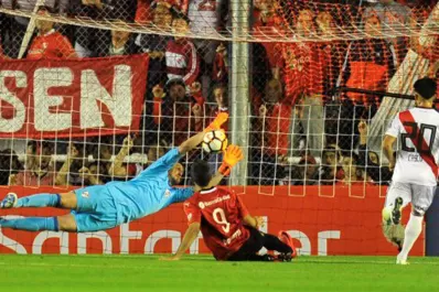 Reviví la impresionante atajada de Armani ante Independiente