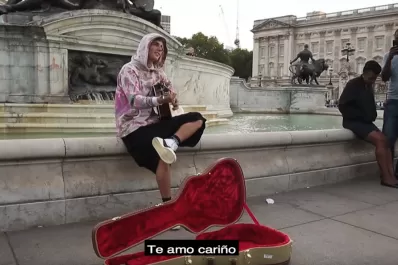Muy enamorado: Justin Bieber le cantó a su novia en plena calle