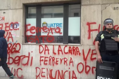 Uatre denunció que manifestantes entraron por la fuerza a su sede y causaron destrozos