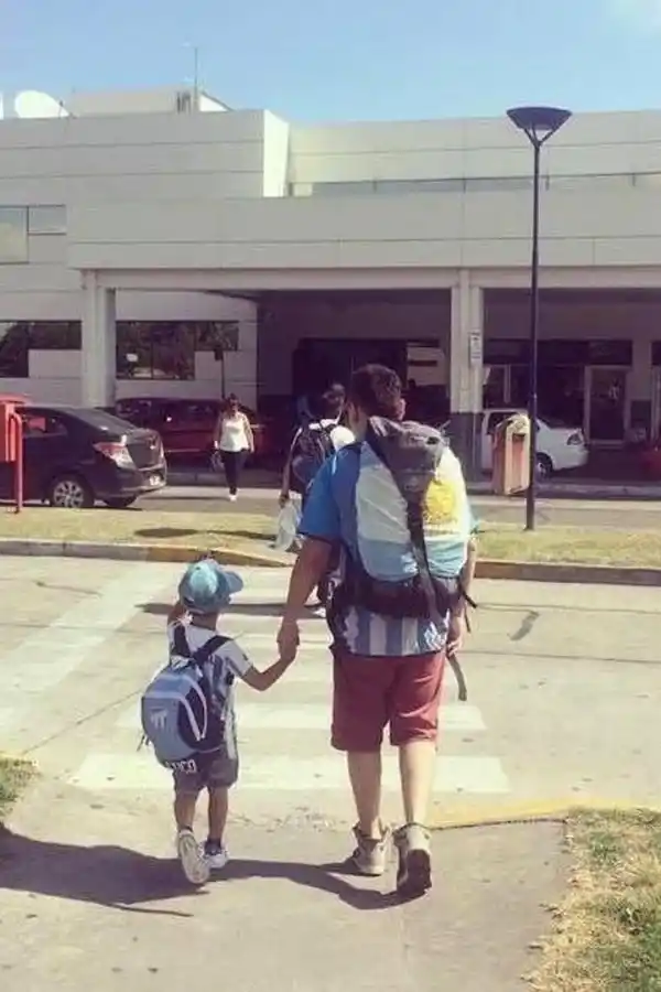 JUNTOS. Argañaras y su hijo en Quito, antes del partido contra El Nacional.