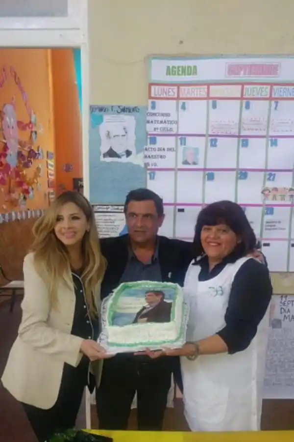 FIRMA. Arriba: Gallia muestra fotos de las tortas. Abajo: un pasacalle en Lules con su nombre junto a Manzur y Jaldo. 