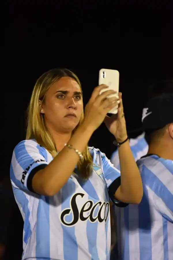 SERIEDAD. La máxima concentración en el rostro de esta hincha, mientras registra una escena del partido. la gaceta / foto de sovaldo ripoll 