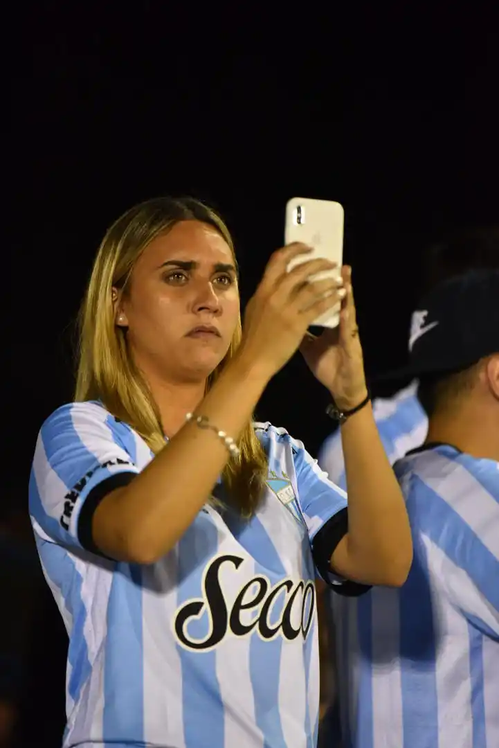 SERIEDAD. La máxima concentración en el rostro de esta hincha, mientras registra una escena del partido. la gaceta / foto de sovaldo ripoll 