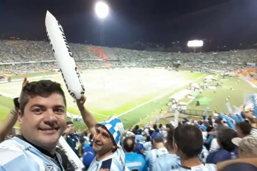 INSEPARABLES. Esteban Bergansola y su hermano también dijeron presente en Colombia, así como en todos los viajes que le tocó hacer a Atlético hasta ahora en su gira continental. 