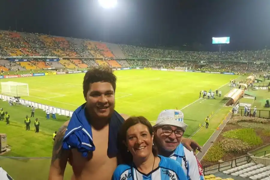 MISIÓN CUMPLIDA. Rodrigo Aráoz y sus padres, con el Atanasio Girardot de fondo. La familia pasó unos días en Medellín y presenció la histórica clasificación.