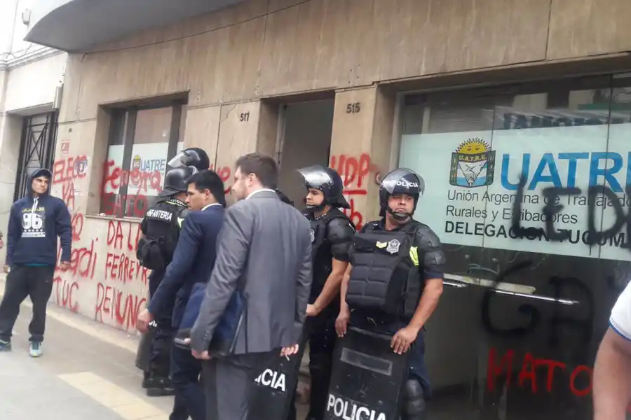 Uatre denunció que manifestantes entraron por la fuerza a su sede y causaron destrozos