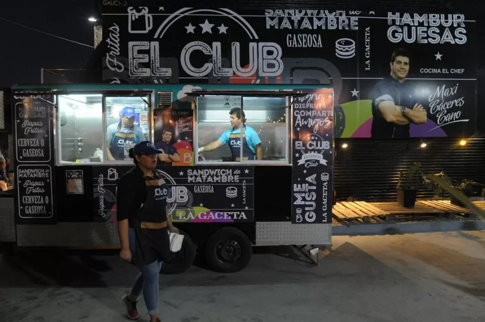 AL AIRE LIBRE. El food truck que Club LA GACETA instaló en la Expo te permite disfrutar riquísimos sándwiches elaborados con la mayor calidad. LA GACETA / FOTO DE FRANCO VERA.-