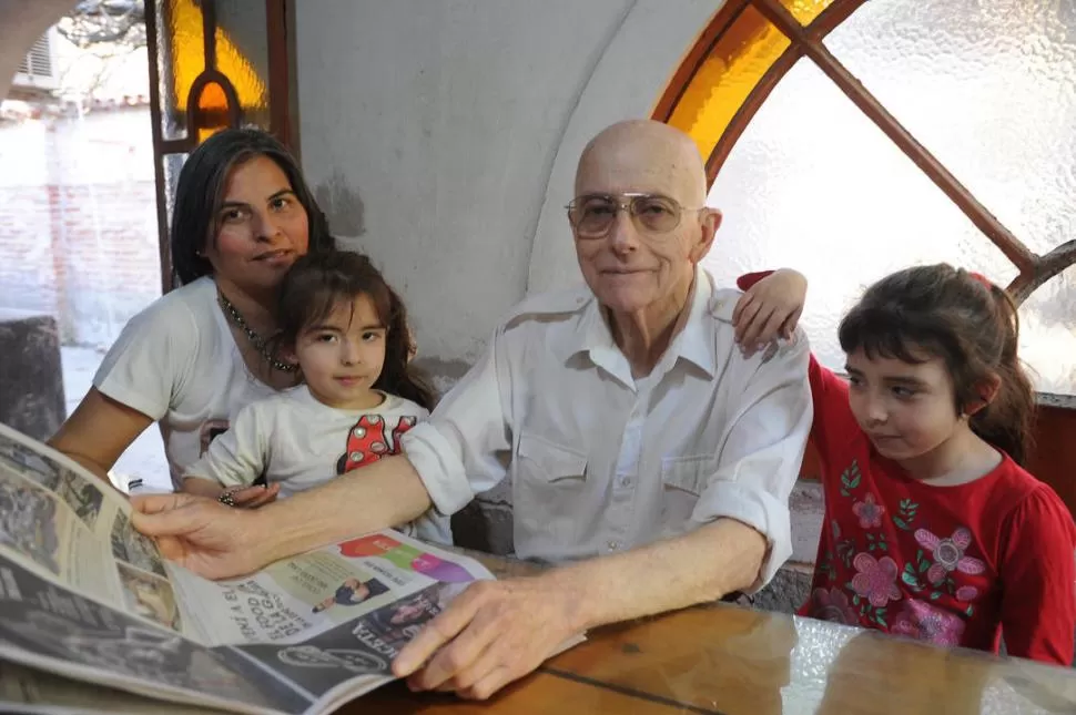 EN FAMILIA. Lauro Correa, quien padece Alzheimer, lee LA GACETA rodeado por Silvana Casen y por las hijas de ambos, Nadir y Nubia. LA GACETA / FOTO DE HÉCTOR PERALTA.-
