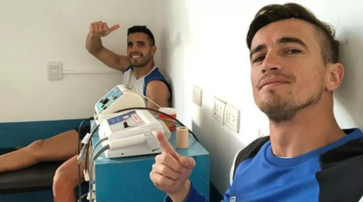 EN RECUPERACIÓN. Ricardo Noir (derecha) hace un gesto de optimismo, mientras comparte trabajo de recuperación con Pier Barrios, otro lesionado del equipo.