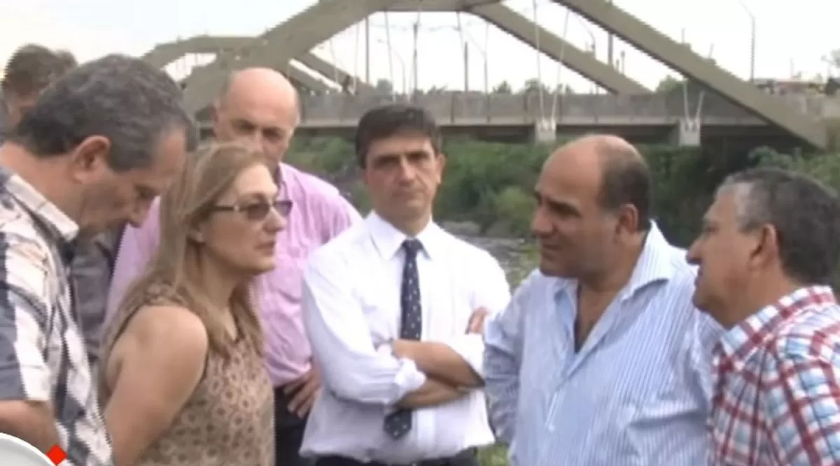 EN EL CANAL. En 2015, Manzur recorrió obras a metros de los puentes.