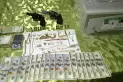 Secuestran dinero y armas en allanamientos por el robo al local de una tarjeta de crédito