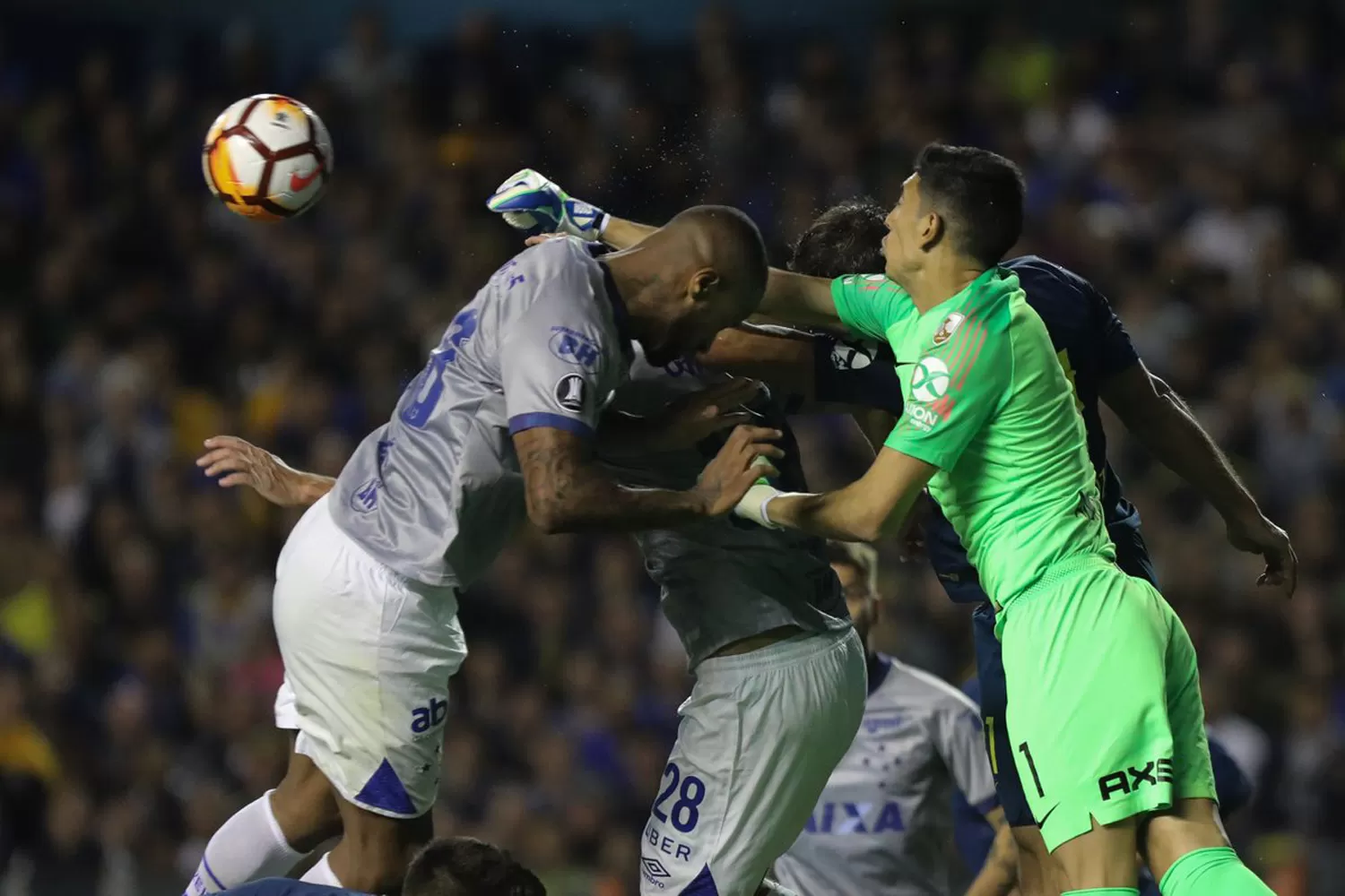 LA JUGADA POLÉMICA. El árbitro consideró que el cabezazo del jugador de Cruzeiro fue intencional.
