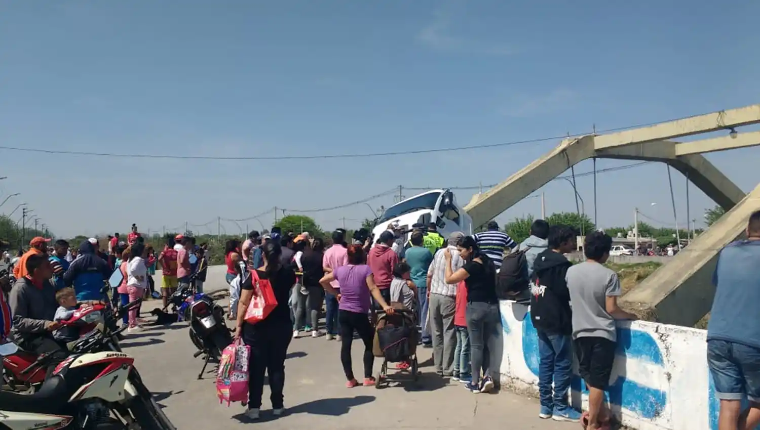 Imágenes: así quedó el puente que colapsó en avenida Colón y Canal Sur