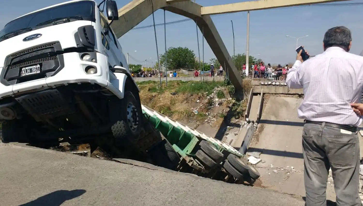 Imágenes: así quedó el puente que colapsó en avenida Colón y Canal Sur