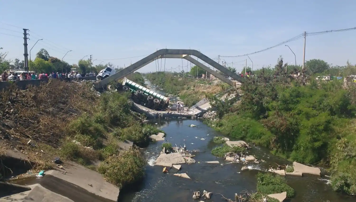 Imágenes: así quedó el puente que colapsó en avenida Colón y Canal Sur