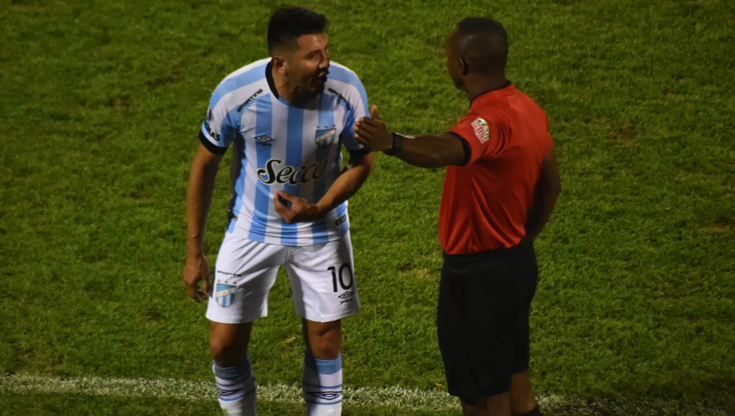 Núñez le reclama a Roldán luego de ver la roja.