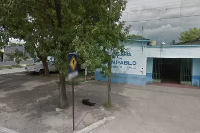 Descubrieron a cinco jóvenes que desarmaban una moto robada en un descampado