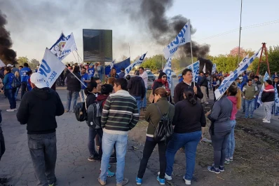 Estatales y transportistas cortan la ruta 38 y se dificulta llegar al sur