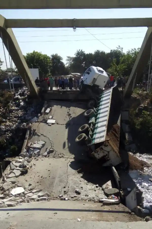 Imágenes: así quedó el puente que colapsó en avenida Colón y Canal Sur