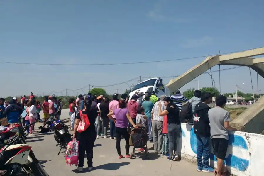Imágenes: así quedó el puente que colapsó en avenida Colón y Canal Sur