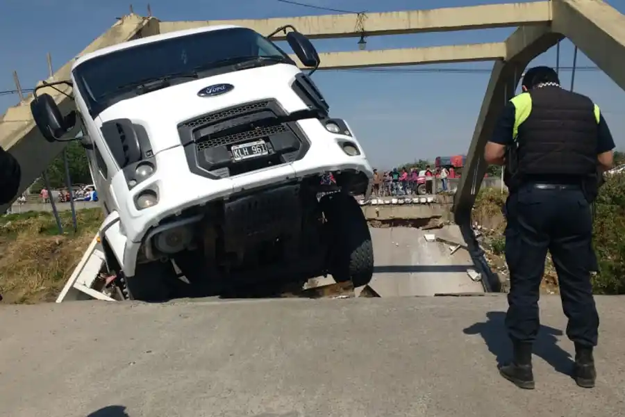 Imágenes: así quedó el puente que colapsó en avenida Colón y Canal Sur