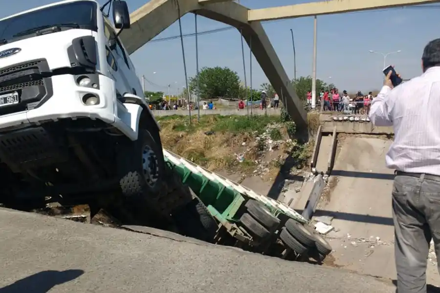Imágenes: así quedó el puente que colapsó en avenida Colón y Canal Sur