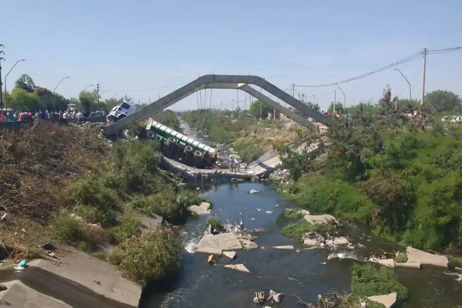 Imágenes: así quedó el puente que colapsó en avenida Colón y Canal Sur