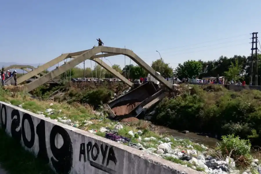 El camión pasaba por el puente en el momento del derrumbe.