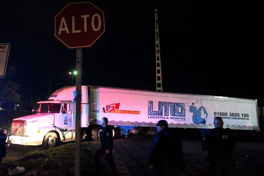 En México almacenan cadáveres en camiones