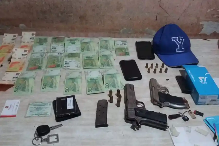 Secuestran dinero y armas en allanamientos por el robo al local de una tarjeta de crédito