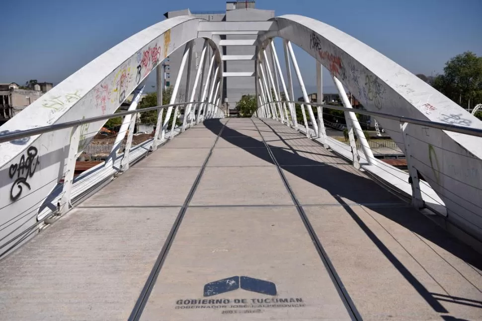 PARA DESCOMPRIMIR EL CENTRO. Los puentes que acompañan las calles Córdoba y Mendoza permiten cruzar Marco Avellaneda sobre los túneles. la gaceta / fotos de Inés Quinteros Orio