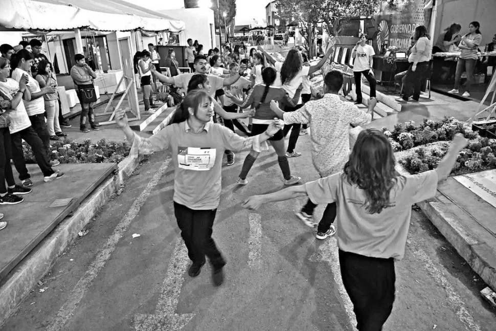 LA ALEGRE ZAMBA. Profesores de Educación Física invitan al público a bailar. LA GACETA / FOTO DE DIEGO ARÁOZ.